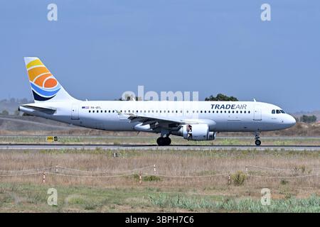 Fiumicino, Latium. Juli 2025. Airbus A320 TradeAir.Flugzeug zum Flughafen Fiumicino. Fiumicino (Italien), 08. Juli 2025 Credit: massimo insabato/Alamy Live News Stockfoto