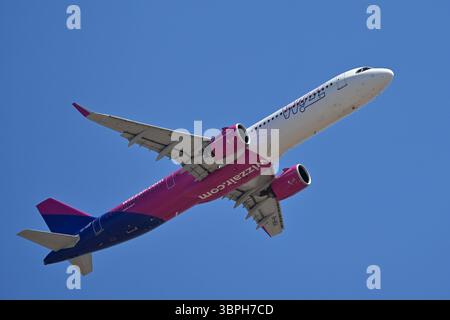 Fiumicino, Latium. Juli 2025. Airbus A321 Wizz Air .Aircraft zum Flughafen Fiumicino. Fiumicino (Italien), 08. Juli 2025 Credit: massimo insabato/Alamy Live News Stockfoto