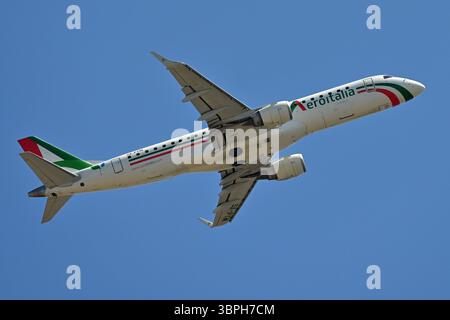 Fiumicino, Latium. Juli 2025. Embraer E190 Aeroitalia .Flugzeug zum Flughafen Fiumicino. Fiumicino (Italien), 08. Juli 2025 Credit: massimo insabato/Alamy Live News Stockfoto
