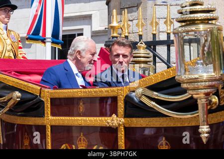 Französischer Staatsbesuch, Windsor, Berkshire. Großbritannien 8 Juli König Charles und Emmanuel Macron, der Präsident von Frankreich. "Emmanuel Macron, der Präsident von Frankreich, und seine Frau Brigitte wurden heute von König Charles während eines Staatsbesuchs empfangen. Er wurde mit einer Parade um Windsor in offenen Kutschen von den Königlichen Mews empfangen, bevor er die Tore von Windsor Castle betrat, um weitere Veranstaltungen und Gespräche mit dem König während ihres Aufenthalts auf der Burg zu führen." Gary Blake /Alamy Live News Stockfoto