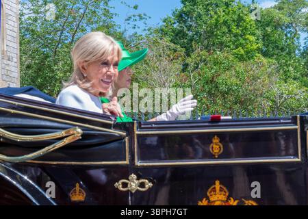 Französischer Staatsbesuch, Windsor, Berkshire. Großbritannien 8 Juli Brigitte Macron in der Nähe und Königin Camilla winkte den Menschenmassen zu, bevor sie den Eingang zum Cambridge Gate zum Windsor Castle betreten 'Emmanuel Macron, der Präsident von Frankreich, und seine Frau Brigitte wurden heute während eines Staatsbesuchs von König Charles empfangen Er wurde mit einer Parade um Windsor in offenen Kutschen von den Royal Mews begrüßt, bevor er die Tore von Windsor Castle für weitere Funktionen und Gespräche mit dem König während ihres Aufenthalts auf der Burg betrat.'.' Gary Blake /Alamy Live News Stockfoto