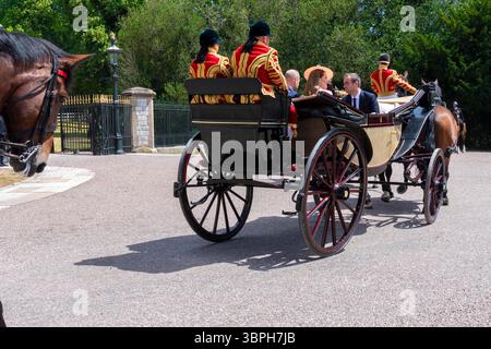 Französischer Staatsbesuch, Windsor, Berkshire. UK 8 Juli die Prinzessin von Wales, Catherine und Prinz William, der Prinz von Wales, und die Gäste der Parade winkten den Menschenmassen zu, bevor sie den Eingang zum Schloss Windor zum Cambridge Gate betreten. "Emmanuel Macron, der Präsident von Frankreich, und seine Frau Brigitte wurden heute von König Charles während eines Staatsbesuchs empfangen. Er wurde mit einer Parade um Windsor in offenen Kutschen von den Königlichen Mews empfangen, bevor er die Tore von Windsor Castle betrat, um weitere Veranstaltungen und Gespräche mit dem König während ihres Aufenthalts auf der Burg zu führen." Credit Gary Blake /Alamy li Stockfoto