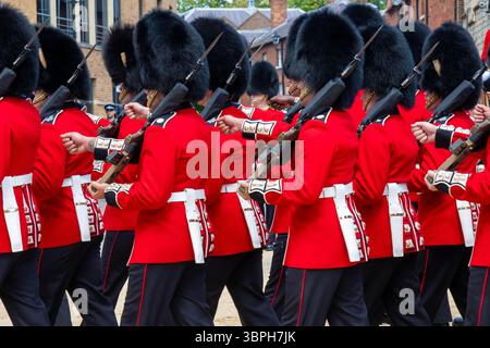 Französischer Staatsbesuch, Windsor, Berkshire. UK 8 Juli die Könige Grenadier Guards führten die französische Staatsbesuchsparade an und marschierten in Richtung des Eingangs zum Schloss Windsor durch das Cambridge Gate. "Der Präsident von Frankreich Emmanuel Macron und seine Frau Brigitte wurden heute während eines Staatsbesuchs von König Charles empfangen. Er wurde mit einer Parade um Windsor in offenen Kutschen von den Royal Mews begrüßt, bevor er die Tore von Windsor Castle betrat, um weitere Funktionen und Gespräche mit dem König während seines Aufenthalts auf der Burg zu führen." Gary Blake /Alamy Live News Stockfoto