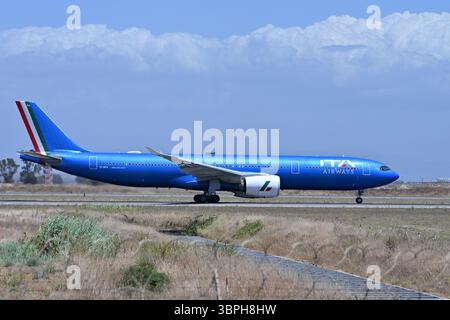 Fiumicino, Latium. Juli 2025. Airbus A330-900Neo .Flugzeug zum Flughafen Fiumicino. Fiumicino (Italien), 08. Juli 2025 Photographer01 Credit: Independent Photo Agency/Alamy Live News Stockfoto