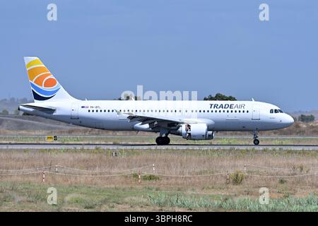 Fiumicino, Latium. Juli 2025. Airbus A320 TradeAir.Flugzeug zum Flughafen Fiumicino. Fiumicino (Italien), 08. Juli 2025 Fotografo01 Credit: Independent Photo Agency/Alamy Live News Stockfoto