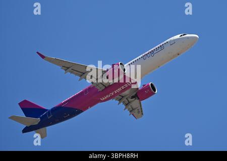 Fiumicino, Latium. Juli 2025. Airbus A321 Wizz Air .Aircraft zum Flughafen Fiumicino. Fiumicino (Italien), 08. Juli 2025 Fotografo01 Credit: Independent Photo Agency/Alamy Live News Stockfoto