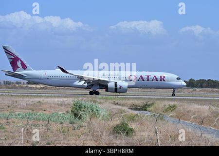 Fiumicino, Latium. Juli 2025. Airbus A350 Qatar Airways. Flugzeug zum Flughafen Fiumicino. Fiumicino (Italien), 08. Juli 2025 Photographer01 Credit: Independent Photo Agency/Alamy Live News Stockfoto