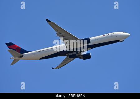 Fiumicino, Latium. Juli 2025. Airbus A330 Delta Airlines. Flugzeug zum Flughafen Fiumicino. Fiumicino (Italien), 08. Juli 2025 Photographer01 Credit: Independent Photo Agency/Alamy Live News Stockfoto