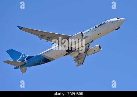 Fiumicino, Latium. Juli 2025. Airbus A330 Air Transat .Aircraft zum Flughafen Fiumicino. Fiumicino (Italien), 08. Juli 2025 Photographer01 Credit: Independent Photo Agency/Alamy Live News Stockfoto