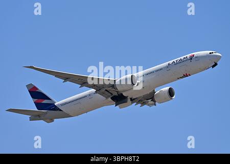 Fiumicino, Latium. Juli 2025. Boeing 777-300 Latam. Flugzeug zum Flughafen Fiumicino. Fiumicino (Italien), 08. Juli 2025 Photographer01 Credit: Independent Photo Agency/Alamy Live News Stockfoto