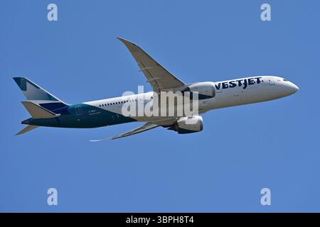 Fiumicino, Latium. Juli 2025. Boeing 787-9 Dreamliner WestJet. Flugzeug zum Flughafen Fiumicino. Fiumicino (Italien), 08. Juli 2025 Photographer01 Credit: Independent Photo Agency/Alamy Live News Stockfoto