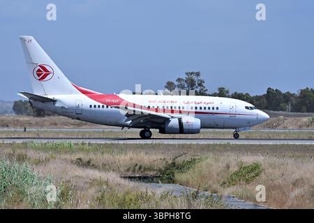 Fiumicino, Latium. Juli 2025. Boeing 737-600 Air Algerie.Aircraft zum Flughafen Fiumicino. Fiumicino (Italien), 08. Juli 2025 Photographer01 Credit: Independent Photo Agency/Alamy Live News Stockfoto