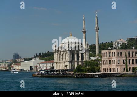 Die Ortakoy Moschee steht majestätisch am Bosporus und zeigt ihre atemberaubende Architektur unter der hellen Mittagssonne in Istanbul. Stockfoto