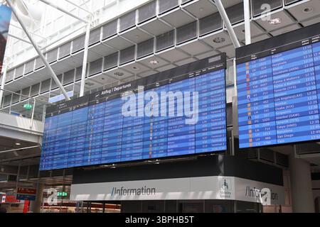 03.07.2025, Deutschland, München: Abflugtafel des modernen Flughafens München mit Fluginformationen. Abfluginformationen werden auf einem großen angezeigt Stockfoto