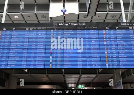 03.07.2025 Deutschland, München: Moderne Abflugtafel mit Fluginformationen und -Zeiten. Umfassende Fluginformationen auf einem großen Stockfoto