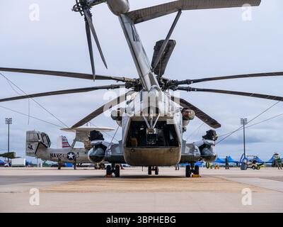 Editorial Image, CH-53E Super Hallion Helikopter mit sichtbarer Truppenrampe und hinterem Rotor bei McGuire AFB, New Jersey, 16. Mai 2025. Stockfoto