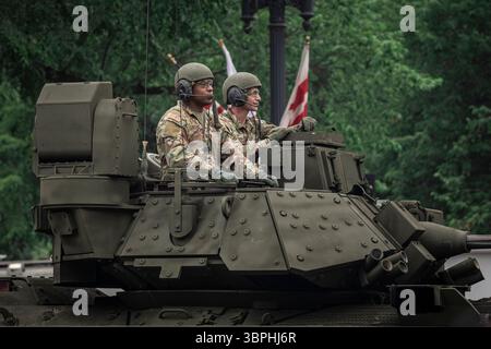 Washington DC – Panzer Rollen die Constitution Avenue während der Geburtstagsparade der US Army zum 250. Geburtstag am 14. Juni 2025 herunter, die einen Fitnesswettbewerb am Morgen, eine Präsentation von Panzern, Hubschraubern und historischen Waffen in der National Mall, eine Fallschirmdemonstration und ein Feuerwerk beinhaltete. Am selben Tag, dem 79. Geburtstag von Präsident Trump, fanden landesweit Proteste unter dem Banner „No Kings“ gegen die Politik der Regierung statt. Stockfoto