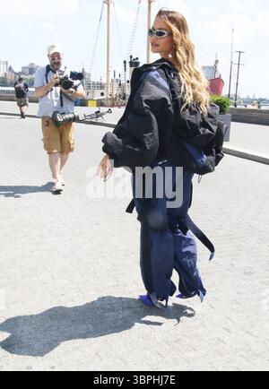 New York, NY 08. Juli 2025: Rita ora über den South Street Seaport in New York. Juli 2025 Guthaben: RW/Mediapunch Stockfoto