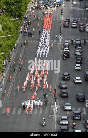 Paris, USA. Juni 2025. Die Flamme am Grab des unbekannten Soldaten unter dem Arc de Triomphe in Paris, Frankreich, wird jeden Abend um 18:30 Uhr in einer Zeremonie am 27. Juni 2025 wiederentzündet. Die Ehre, die Flamme wieder zu entfachen, wurde den Vertretern des Pariser Roten Kreuzes verliehen. Sie marschierten teilweise die Champs-Ã-Lysées hinauf zum Arc de Triomphe und trugen vor der Zeremonie eine florale Hommage mit dem Emblem des Roten Kreuzes. (Kreditbild: © Mark Hertzberg/ZUMA Press Wire) NUR REDAKTIONELLE VERWENDUNG! Nicht für kommerzielle ZWECKE! Stockfoto