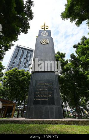 Der „vier-Wege-Test“ wurde in thailändischer Sprache auf dem Rotary Monument im Somdet Ya Park in Chatuchak, Bangkok, geschrieben Stockfoto
