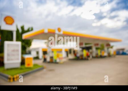 13. Mai 2025: Verschwommener Blick auf die Shell Tankstelle in Calapan City, Philippinen, mit gelbem Vordach und Kraftstoffpumpen Stockfoto