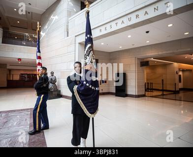 Die Mitglieder der Ehrengarde Proben vor der Ankunft des ehemaligen Präsidenten Jimmy Carter in der Capitol Rotunde, um im Staat zu liegen, am 7. Januar 2025. Stockfoto