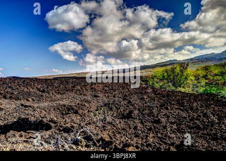 Blick auf die raue vulkanische Landschaft von Kap Kinau auf der hawaiianischen Insel Maui Stockfoto