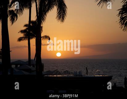 Sonnenuntergang am Horizont von einem Strand in Wailea auf der hawaiianischen Insel Maui Stockfoto