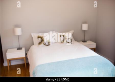 Hochwinkelblick auf das Bett im Schlafzimmer zu Hause Stockfoto