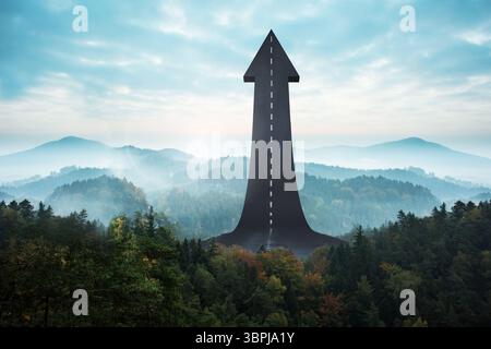 Das surreal flache Design zeigt eine riesige Asphaltpfeilstraße, die durch nebelige Waldhügel steigt Stockfoto