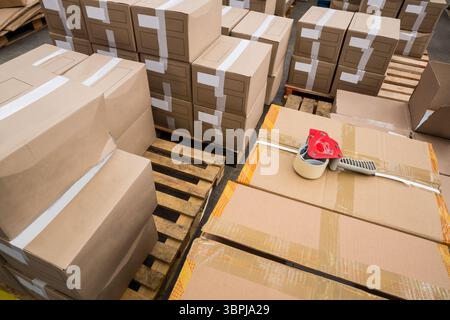 Klebebandspender auf Kartonschachteln Stockfoto