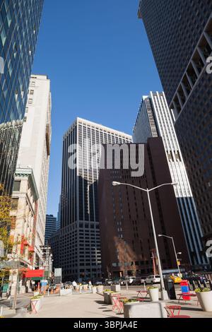 Die flache Illustration zeigt den geschäftigen stadtplatz mit roten Metallstühlen und Hochhausfassaden Stockfoto