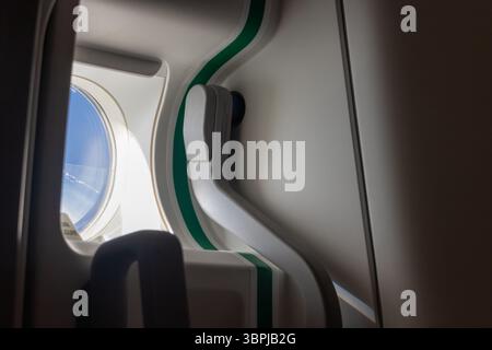 Fenster in der Notausgangstür in einem fliegenden Flugzeug Stockfoto