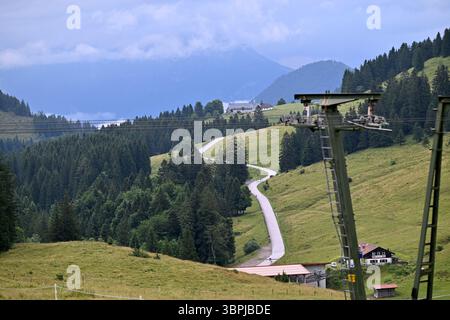 Bayrischzell, Deutschland. Juli 2025. Dunkle Regenwolken bedecken die Berge über dem Inntal am frühen Morgen. Quelle: Uwe Lein/dpa/Alamy Live News Stockfoto