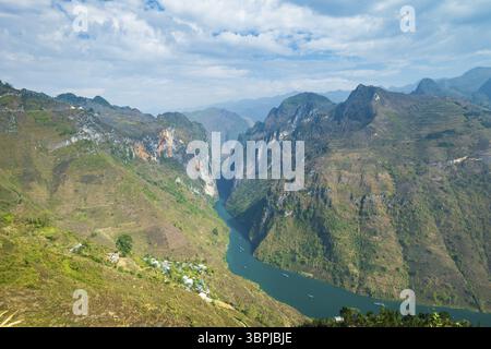 Ha Giang Landschaft mit Nho Que Fluss zwischen Bergen in Ha Giang, Vietnam, ein beliebtes Touristenziel in Vietnam, Asien Stockfoto
