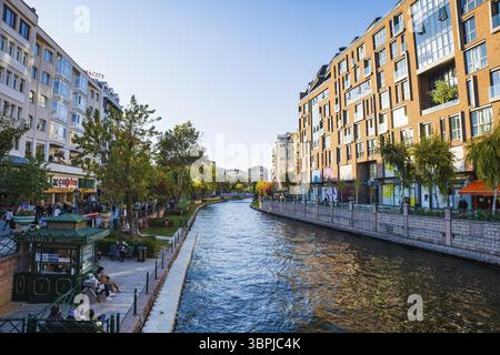 Eskisehir, Türkei - 10.16.2021: Blick auf die Eskisehir Straße mit Porsuk River Kanal. Eskisehir ist eine moderne Stadt im Zentrum von Anatolien Stockfoto