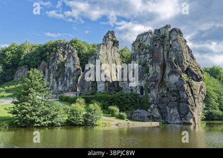 Die Externsteine, eine rund 40 Meter hohe Sandsteinformation im Teutoburger Wald, sind ein Naturdenkmal und Naturschutzgebiet Stockfoto