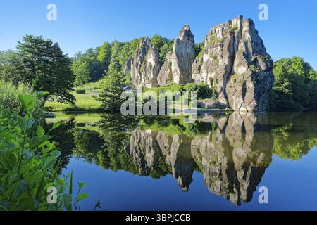 Die Externsteine, eine rund 40 Meter hohe Sandsteinformation im Teutoburger Wald, sind ein Naturdenkmal und Naturschutzgebiet Stockfoto