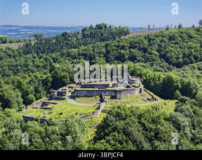 Die Ruine Falkenburg im Teutoburger Wald ist eine Burgruine bei Berlebeck im Bezirk Detmold. Die ehemalige Burg auf einem Hügel war Bu Stockfoto