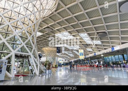 Izmir, Türkei - Dezember 2022: Izmir Adnan Menderes Flughafen Abflugterminal Architektur. Der Flughafen Izmir ist einer der verkehrsreichsten Flughäfen in der Türkei Stockfoto