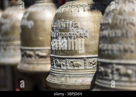 Buddhistische Glocken im alten buddhistischen Tempel, Nahaufnahme mit selektivem Fokus. zen, Meditation, Achtsamkeitskonzept Stockfoto