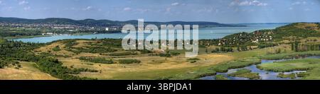 Panoramaaufnahme der Umgebung des Balaton-Sees in Ungarn mit Sumpfgebieten, Feldern und Wäldern, Tihany, Ungarn, Europa Stockfoto