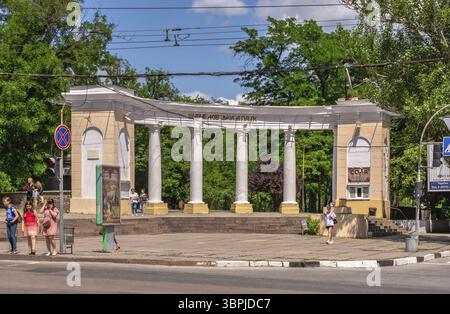 Cherson, Ukraine 12.09.2021. Shevchenko öffentlicher Park im Zentrum von Cherson, Ukraine, an einem sonnigen Sommertag, Cherson, Ukraine, Europa Stockfoto