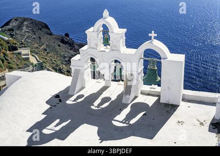Weiß getönter Glockenturm einer kleinen Kapelle am Rand des Vulkankraters von San Turin, einer Insel der griechischen Kykladen im östlichen Mittelmeer, S. Stockfoto