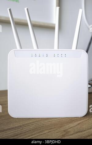 Weißer WIFI-Internetrouter in Nahaufnahme in einem Zimmer oder Büro Stockfoto