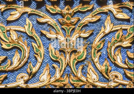 Gescannte Folie eines historischen Farbfotos eines Motivs innerhalb der sogenannten Verbotenen Purpurstadt, dem ehemaligen kaiserlichen Palastgelände in Hue, Cent Stockfoto