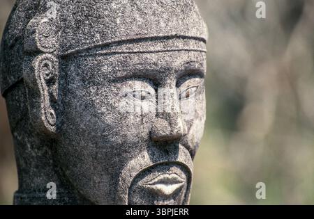 Gescannte Folie eines historischen Farbfotos der Statue eines Wachsoldaten in der Verbotenen Purpurstadt in Hue, der ehemaligen kaiserlichen Stadt in Cent Stockfoto