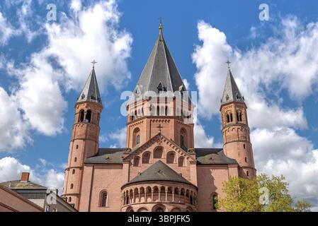 Die Ostfassade des Mainzer Doms mit flankierenden Türmen des Ostchors und Kreuzungsturm bei schönem, sonnigem Wetter Stockfoto