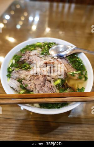 Pho Bo, berühmtes vietnamesisches Suppennudelgericht im Street Food Restaurant in Hanoi, Vietnam, Asien Stockfoto