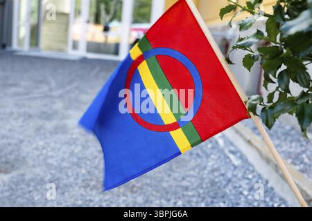 Samische Nationalflagge in Nordland, Norwegen. Die samische Flagge ist die Flagge des samischen Volkes, einer der indigenen Bevölkerungsgruppen der nordischen Länder Stockfoto